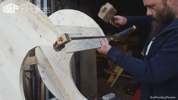 Led-lit Pallet Moon Cradle For Kitty Animal Pallet Houses & Pallet Supplies Led-lit Pallet Moon Cradle For Kitty Animal Pallet Houses & Pallet Supplies