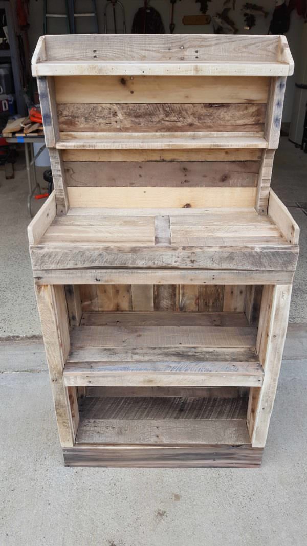 Back Porch Pallet Gardeners Hutch1