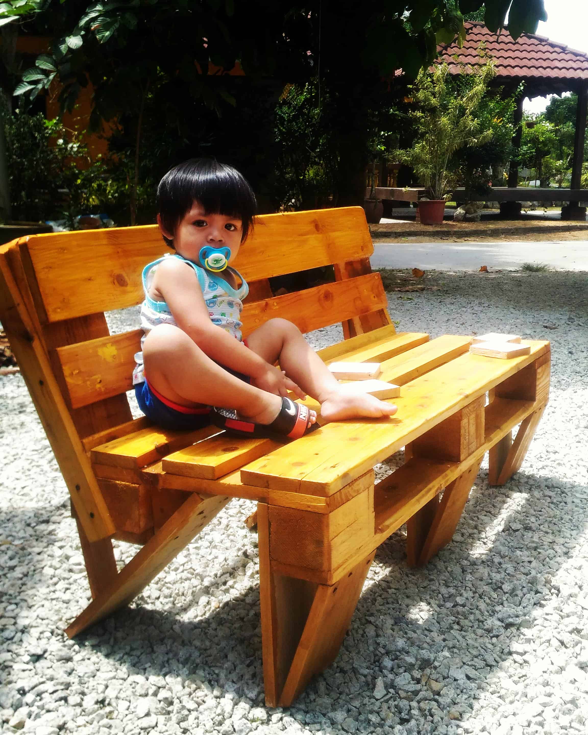 Kidfriendly Outdoor Pallet Bench • 1001 Pallets