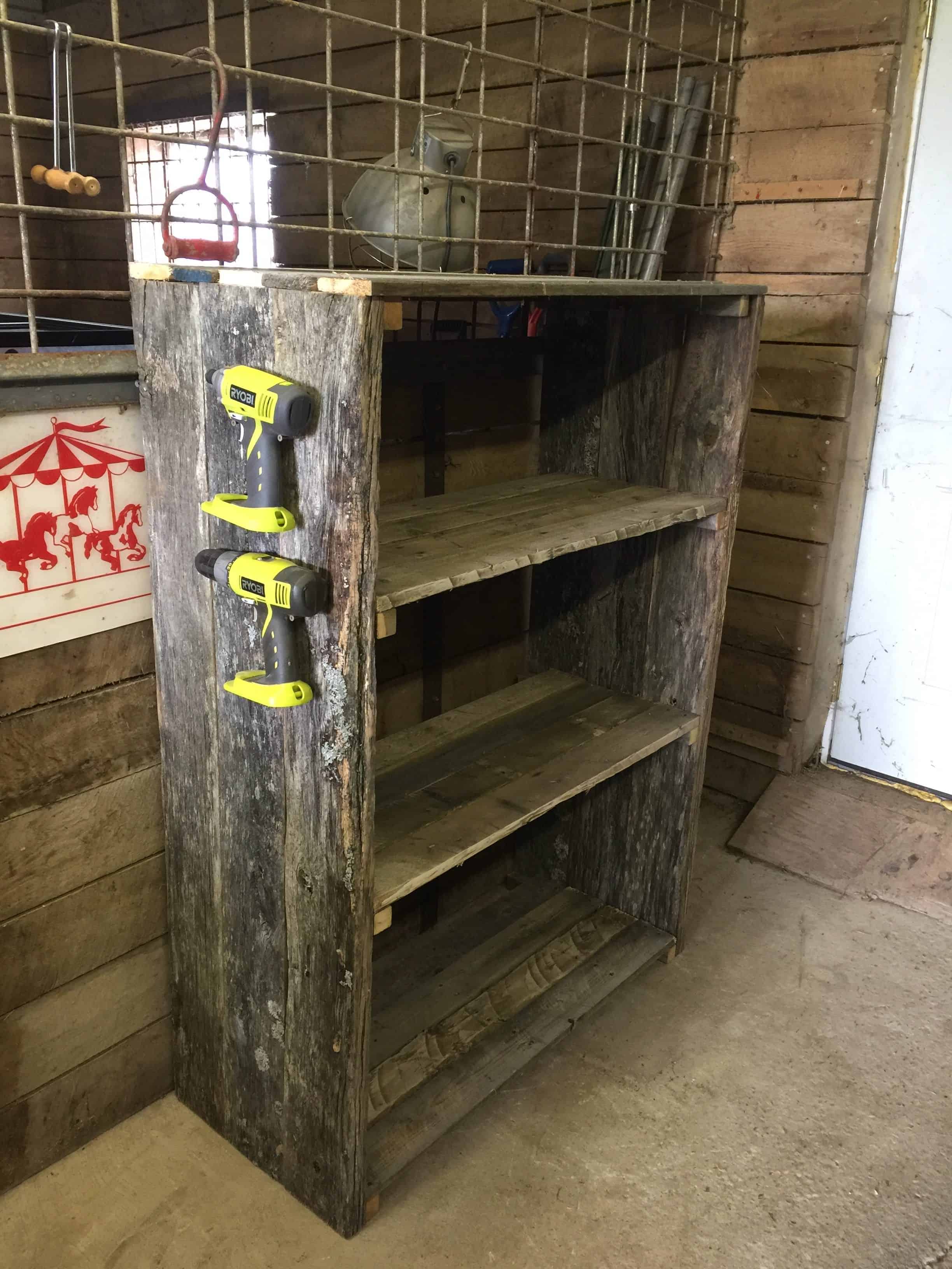 Easy Diy Pallet Barn Shelves 1001 Pallets