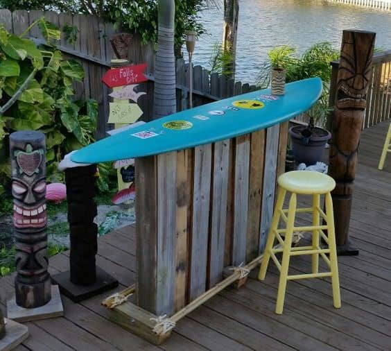 West Coastal Living, dude! This surfboard-themed easy pallet bar will bring the tubular to your backyard!