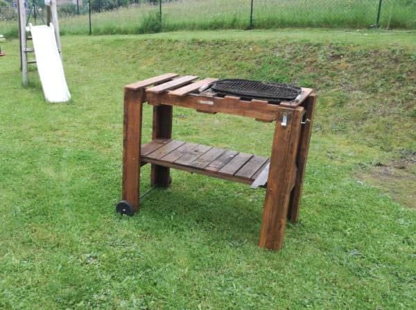 This is a super-simple, one-pallet idea, which is why it's one of our favorite pallet project ideas. A simple barbecue rolling cart!