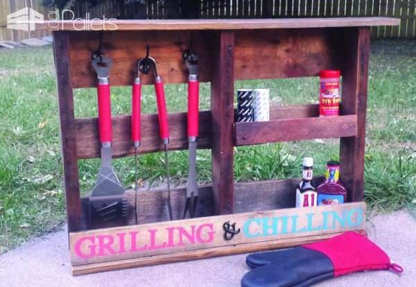 This little pallet grilling tools shelf is one of our great Pallet Barbecue Projects that you can use!