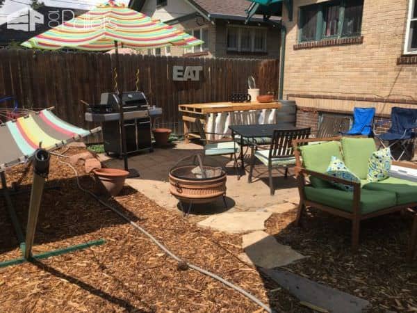 My Outdoor Pallet Kitchen Counter complete with curtains hiding the lower shelf fits perfectly into my outdoor living space.