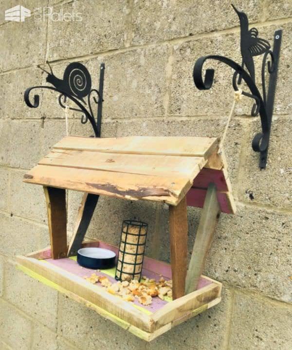 Easy Pallet Bird Feeder / Mangeoire Pour Oiseau Animal Pallet Houses & Pallet Supplies This Easy Pallet Bird Feeder uses scraps and remnants of other wood projects.