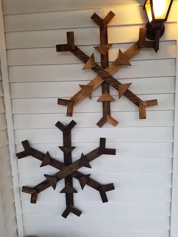 Pallet Christmas Decor ideas include these lovely pallet snowflakes made from pallet remnants.