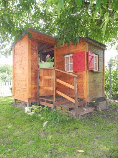 Who wouldn't want an outdoor DIY Pallet Furniture like this awesome kid's playhouse...or is it a man cave, she-shed, gardening shed, hobby room or....?