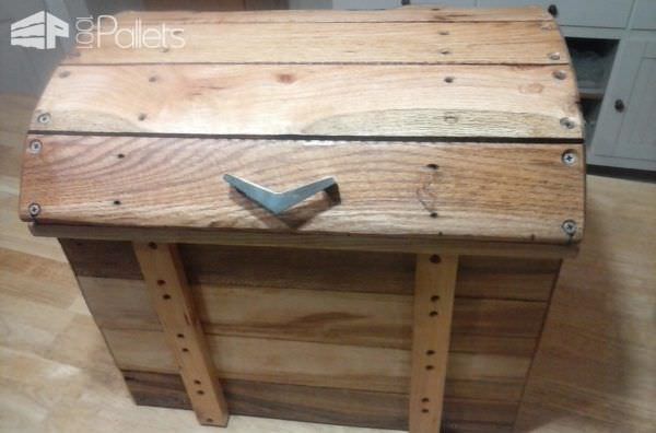 A simple cabinet or drawer pull makes the top on this Pallet Treasure Chest easy to lift.