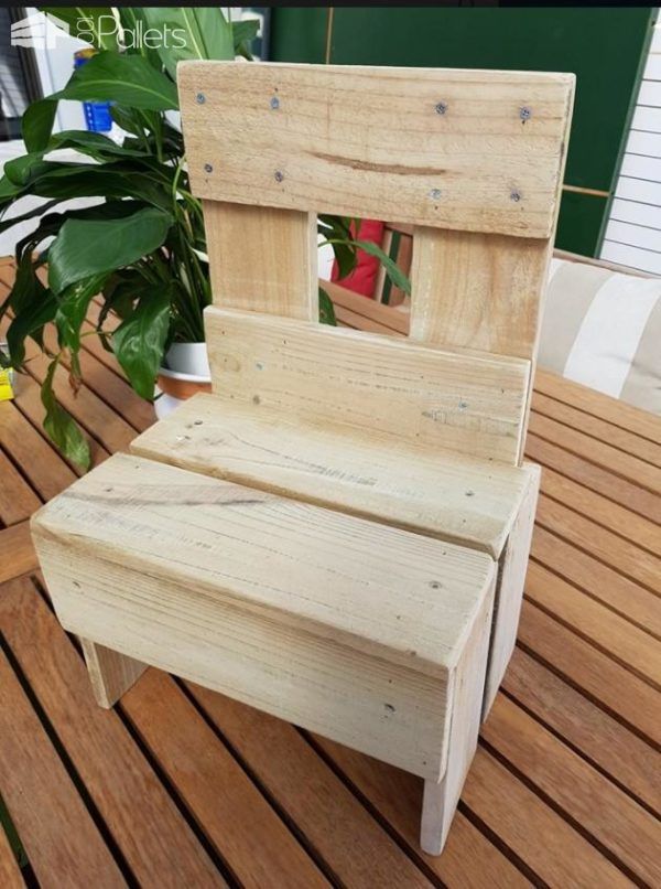 This Pallet Kid's Kitchen features kid-sized chairs too.