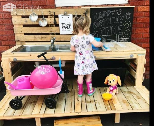 This Pallet Kid's Kitchen features a deck so that the sink can be at adult height too.