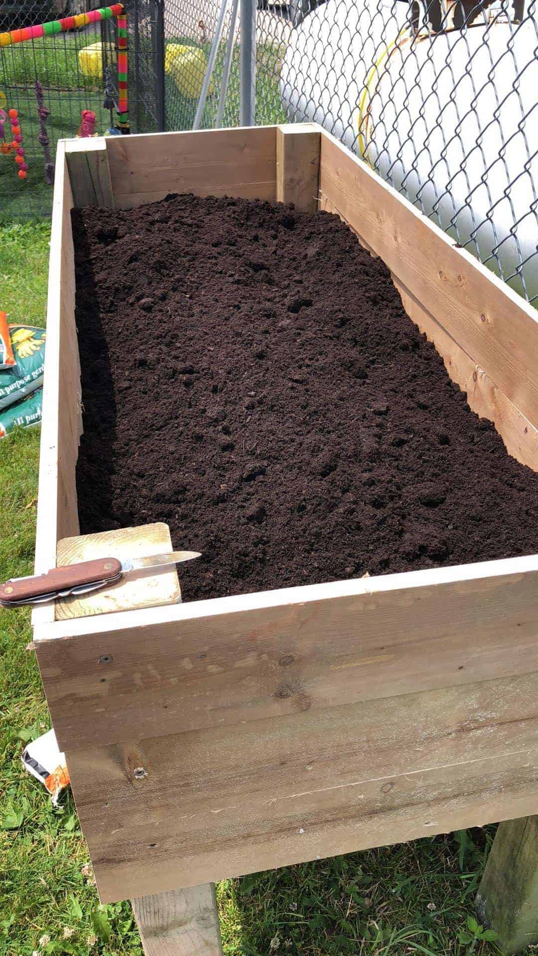 Raised Pallet Planter Box • 1001 Pallets