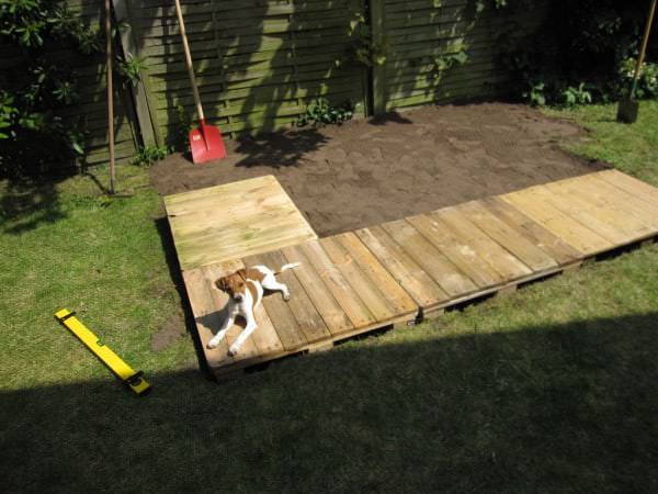 La pose des premières palettes pour la construction de la terrasse