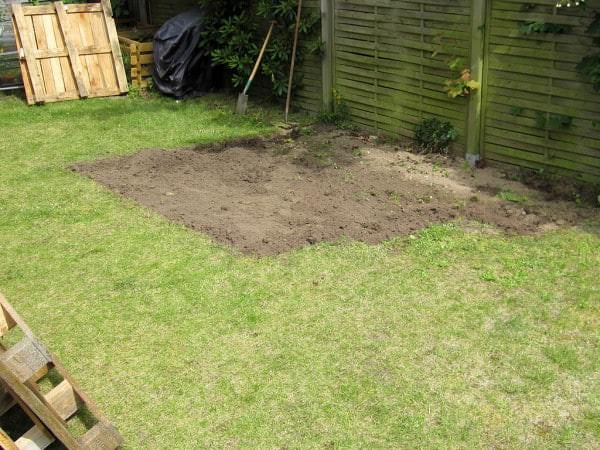 Préparation du terrain avant la pose des palettes pour la construction de la terrasse