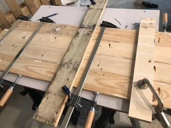 Construya un estante para plantas con tablas de palets de madera y colgadores en palets 