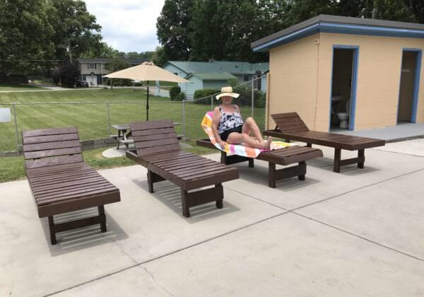 1001pallets.com-adjustable-pallet-loungers-have-you-loving-outdoor-living-01