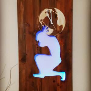 1001pallets.com-atlas-wall-art-with-clock-and-led