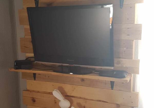 1001pallets.com-bedroom-shelf-from-two-pallets