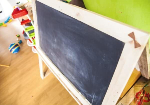 1001pallets.com-bowtie-joined-pallet-chalkboard-tableau-noir-en-bois-de-palettes-01