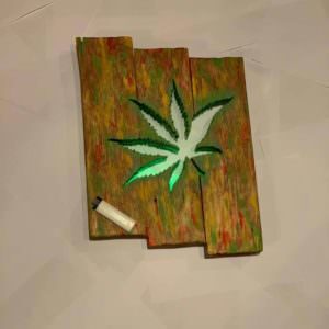 1001pallets.com-cannabis-leaf-pallet-wall-decor-2
