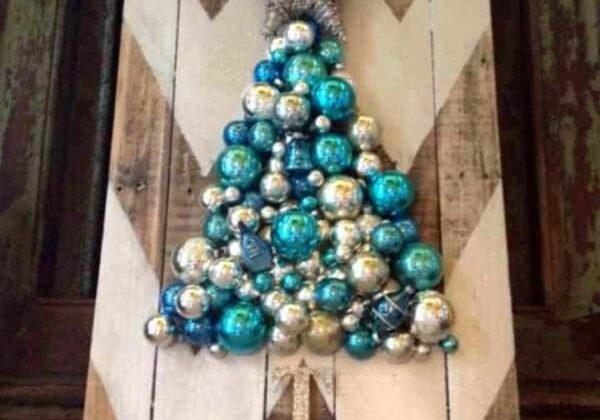 how-to-make-a-chevron-pallet-ornament-christmas-tree-crafts-pallet-seasonal-holiday-decor