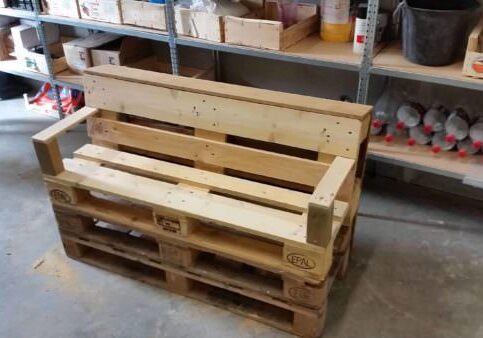1001pallets.com-comfy-little-pallet-garden-bench-in-under-2-hours
