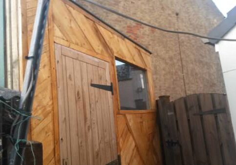 1001pallets.com-crazy-mosaic-pallet-wood-shed-front-02