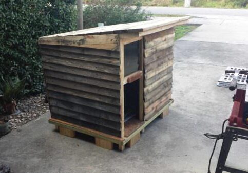 1001pallets.com-dog-house-cabin-made-from-old-pallets-03