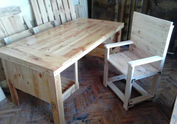 1001pallets.com-this-table-and-chair-need-to-be-3-pallets