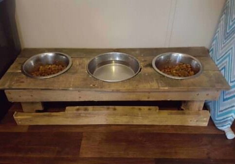 1001pallets.com-dog-bowl-holder