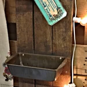 1001pallets.com-farmhouse-style-french-bakery-motif-wall-bins