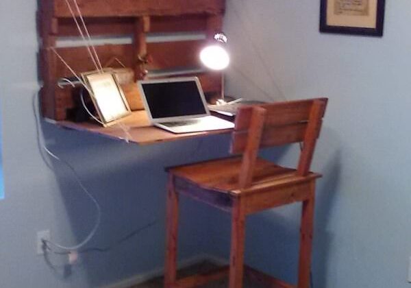 1001pallets.com-computer-desk-and-chair2