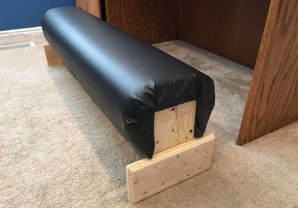 1001pallets.com-foot-rest-under-computer-desk3