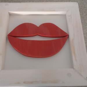1001pallets.com-framed-red-lips-from-scrap-pallet