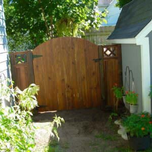 1001pallets.com-gate-and-small-fence-using-pallet-wood