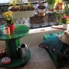 1001pallets.com-green-balcony-table-chair