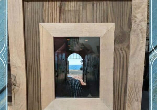 1001pallets.com-highlight-your-photos-pallet-wood-picture-frame-03
