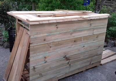 1001pallets.com-homemade-pallet-bar-creates-great-outdoor-gathering-space-04