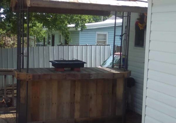 1001pallets.com-how-i-made-this-outdoor-bar-from-pallets