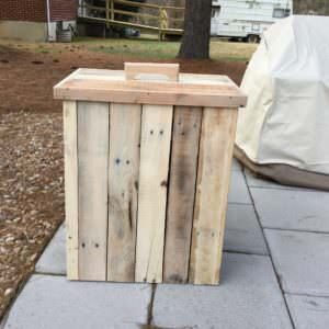 1001pallets.com-modified-outdoor-pallet-wood-trash-can