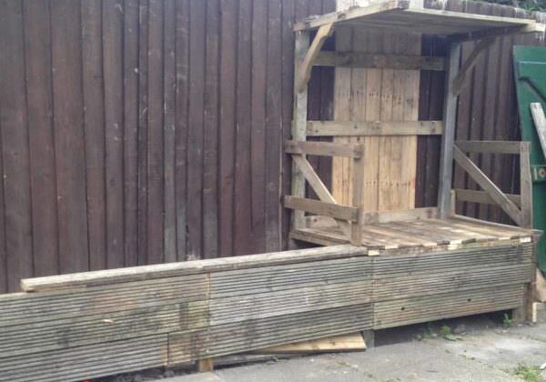 Outdoor Covered Pallet Bench