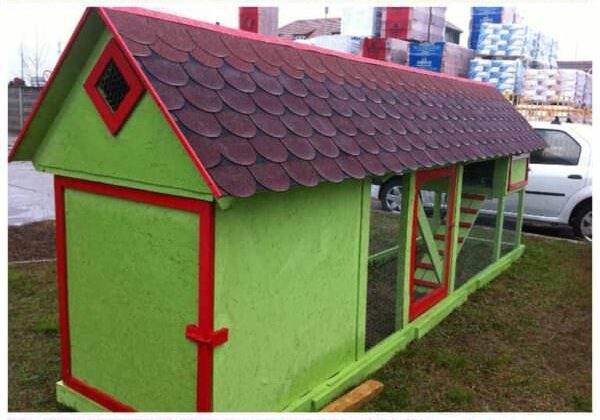 Pallet Chicken Coop Has Incorporated Storage Shed
