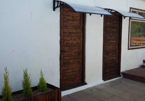 1001pallets.com-pallet-doors-and-matching-planters-box