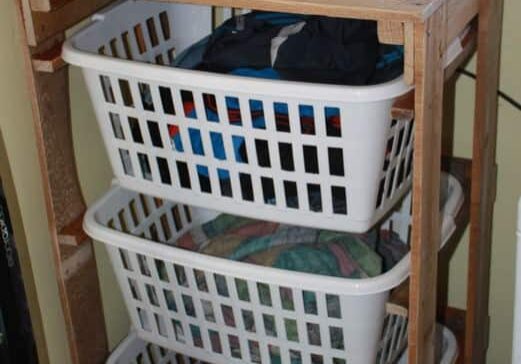 1001pallets.com-ilaundry-basket-stand