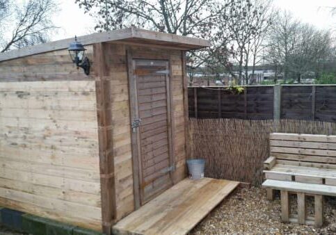 1001pallets.com-pallet-shed-and-bench
