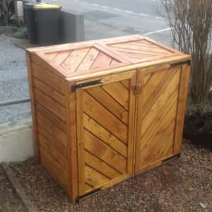 Here is the final project - my pallet trash bin shed in place, with 3 coats of varnish. It looks great, and it will not be long before the neighbors have bin envy.