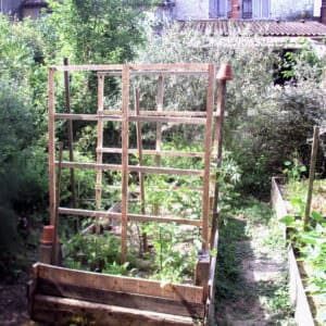 1001pallets.com-pallet-trellis-accessorizes-raised-garden-beds-01