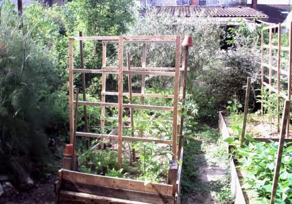 1001pallets.com-pallet-trellis-accessorizes-raised-garden-beds-01