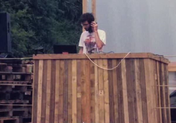 1001pallets.com-pallets-for-a-dj-scene-at-a-garden-party-01