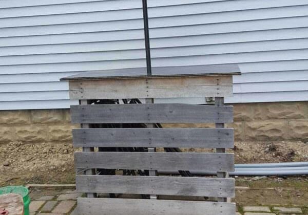 1001pallets.com-patio-bar-with-umbrella