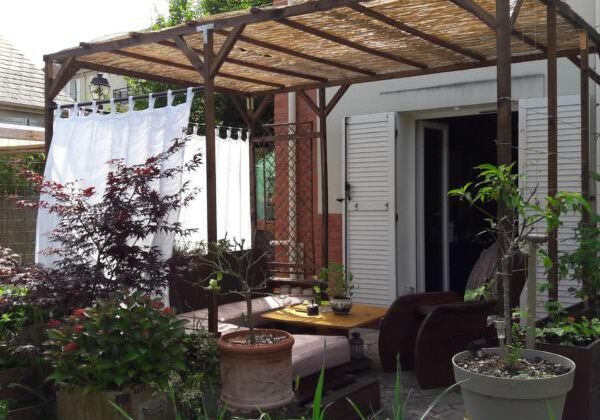 1001pallets.com-complete-pallet-sofa-round-2-varnished-with-the-pergola